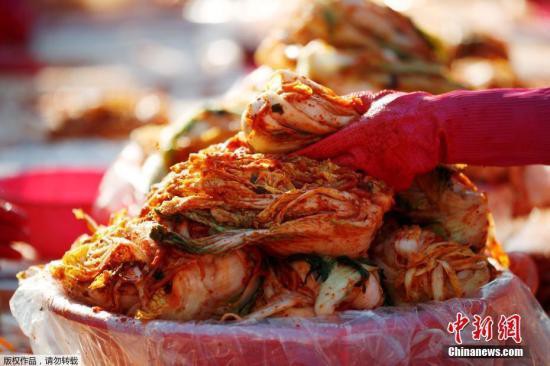 资料图：韩国首尔市民腌制越冬泡菜。 