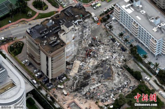 当地时间6月24日凌晨，美国佛罗里达州迈阿密-戴德县一座高层公寓突然发生局部坍塌。
