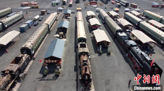 第二届中国铁路文化收藏博览会开展逾3万件藏品亮相绿皮车厢