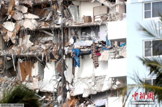 图为受损的高楼一片狼藉。
