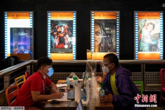 当地时间6月2日，菲律宾马尼拉，一家电影院成为新冠疫苗临时接种点。
