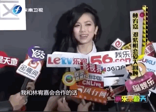 颁奖典礼后,邓紫棋接受媒体采访的时候,忍不住流露出开心的笑容.