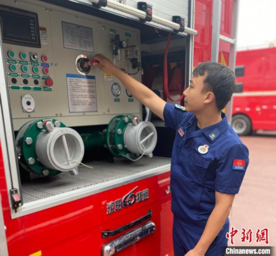 消防装备技师王德文:像爱护眼睛一样爱护“亲密战友”