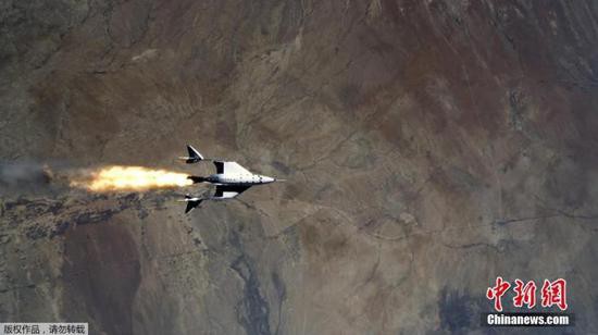 资料图：2021年5月24日消息，太空旅游公司维珍银河22日在美国新墨西哥州进行首次载人火箭飞行试飞获得成功，这意味着，该公司对一般旅客提供太空观光的计划又向前迈进了一步，预计2022年或将正式提供商业航班服务。