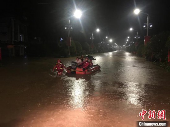 桂林资源县强降雨引发内涝消防连夜营救被困民众