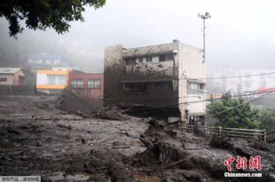 当地时间7月3日，日本静冈县热海市，一幢房屋的墙体被泥泞覆盖。