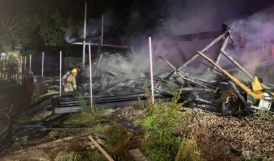 被烟花破坏的房屋 