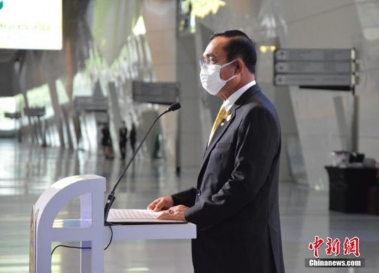 当地时间5月14日,位于曼谷近郊暖武里府的泰国最大方舱医院揭幕启用。泰国总理巴育、副总理兼卫生部长阿努廷等出席揭幕仪式并视察医院设施。该方舱医院建立在当地的国际会展中心(IMPACT)内,主要用于收治轻、中度新冠肺炎患者。医院分为ABC三个区域,共设有5200张病床。图为泰国总理巴育致辞。