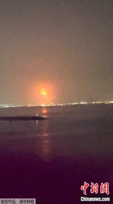 当地时间7月7日，阿联酋迪拜杰贝阿里港发生爆炸，引发火灾。