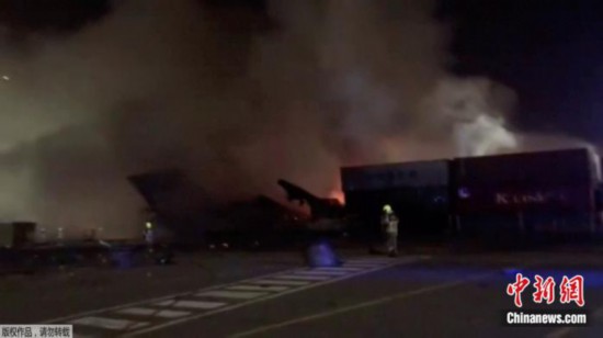 7月7日，阿联酋迪拜，一艘停靠在迪拜杰贝阿里港的集装箱船冒出滚滚浓烟。