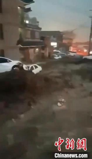 五台山大雨引发泥石流景区道路已连夜抢通