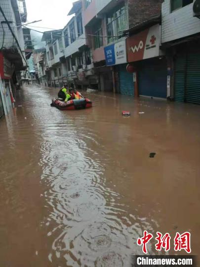 四川达州城区暴雨致多处道路积水严重城市公交线路停运