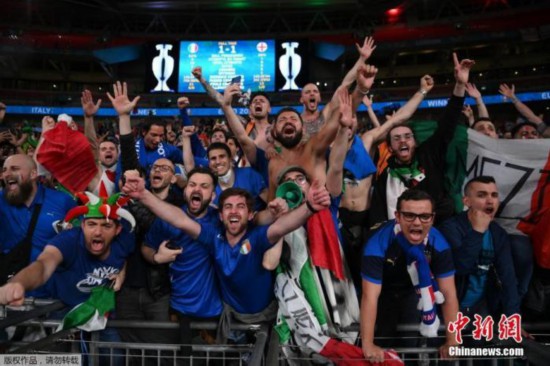 图为意大利球迷庆祝胜利。