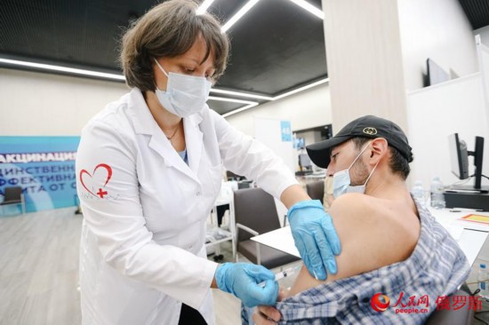 外籍公民在卢日尼基体育馆设立的新冠疫苗接种中心接种新冠疫苗(人民网 叶福 摄)
