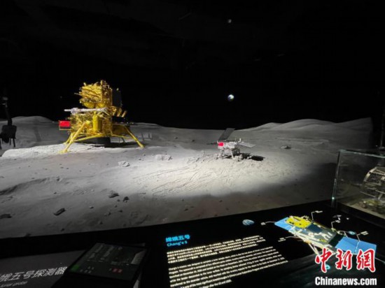 嫦娥五号和玉兔二号的模型 郑莹莹 摄