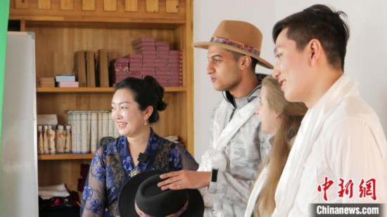 图为留学生们正在直播带货。 谢牧 摄