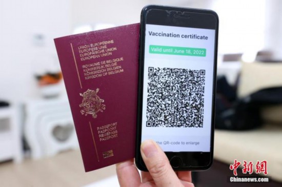 当地时间6月30日，意大利都灵，欧盟国家于当天起正式启用数字疫苗护照，迎来应对疫情之路上的又一大举措。旅客到机场后，只需打开手机，出示App版的数字疫苗护照，便可快速完成相关核验。图片来源：视觉中国