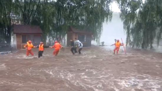 救援人员在河对岸搭建支点，利用绳索牵引，将3名被困者护送到安全地带。消防供图