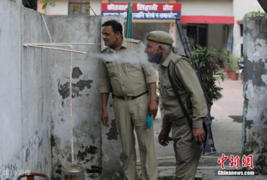 当地时间2021年6月3日，印度北方邦加济阿巴德，印度警察吸入草药蒸汽，作为预防新冠肺炎的措施。 图片来源：ICphoto