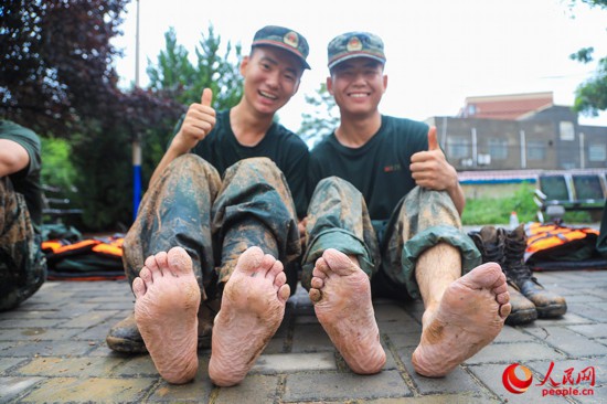 7月21日，官兵在河南巩义奋战一天一夜后，被洪水泡胀了双脚。