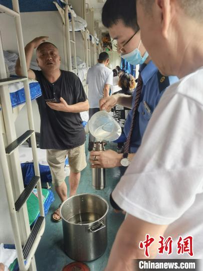 临停52小时K1132次列车全力护航旅客安全折返