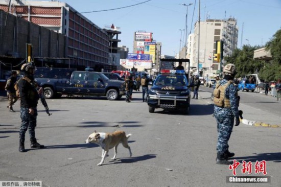 资料图：伊拉克巴克达市中心发生自杀式爆炸袭击。图为安全部队在爆炸现场附近执勤。