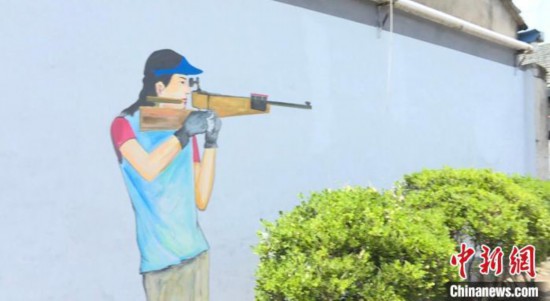 村中杨倩的画像。　《体坛报》供图