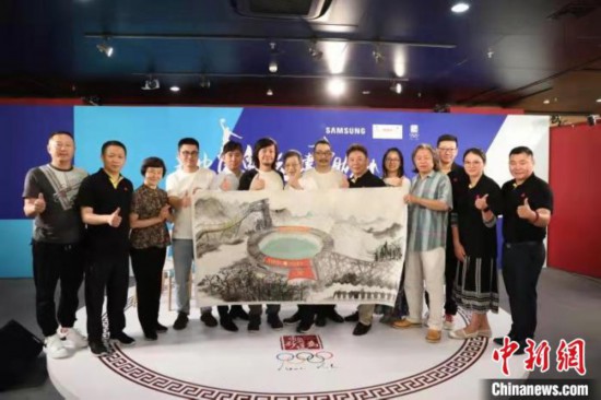 艺术家现场合作一幅名为&ldquo;更快 更高 更强 更团结&rdquo;的画作赠送给为奥运喝彩组委会 主办方供图