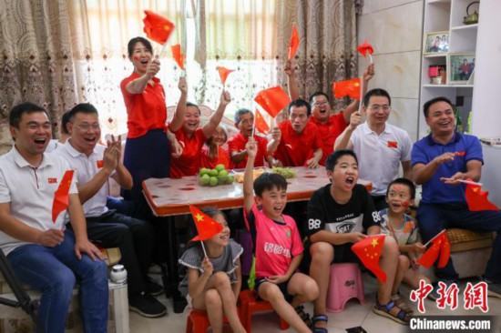侯志慧家中，家人及亲朋好友为她呐喊助威。　桂阳县委宣传部供图