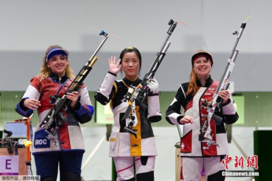 7月24日举行的东京奥运会女子10米气步枪决赛中,中国选手杨倩夺得冠军,为中国代表团揽入本届奥运会第一枚金牌。这也是本届东京奥运会诞生的首枚金牌。图为获得奖牌的选手们站在领奖台上。