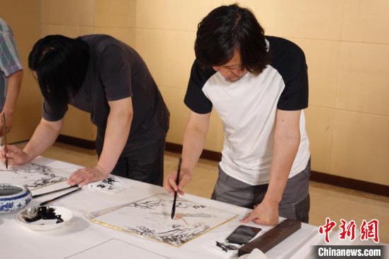 &ldquo;为奥运喝彩&rdquo;写生团团长何加林在现场创作 郝凌宇 摄