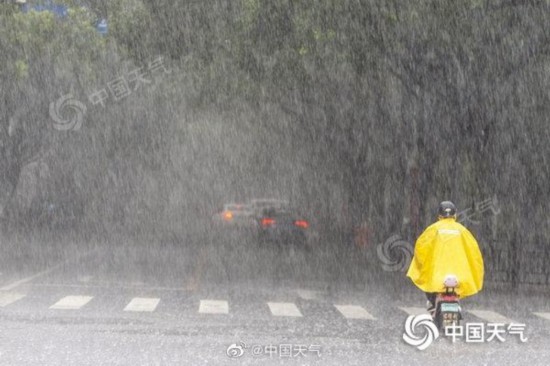 "烟花"登陆舟山,风雨交加.来源:中国天气网