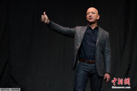 资料图：亚马逊与蓝色起源公司创办人贝佐斯。