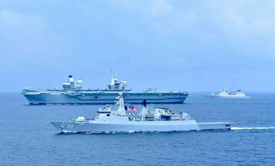  7月25日，“伊丽莎白女王”号与马来西亚海军联合演习