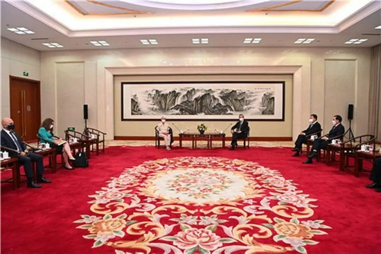  7月26日，中国国务委员兼外长王毅会见美国常务副国务卿舍曼