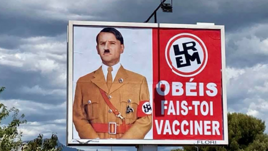 把马克龙描绘成描绘成希特勒的广告牌。图源法媒