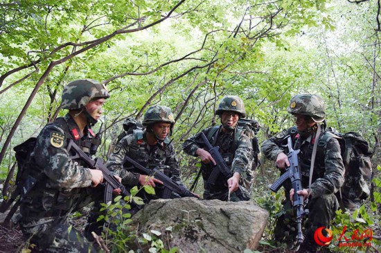 官兵在某山地进行小组战术演练。