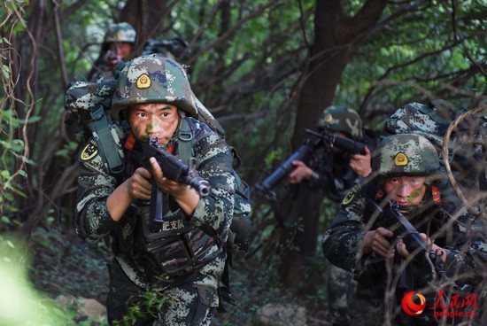 官兵在某山地交替掩护搜索“目标”。