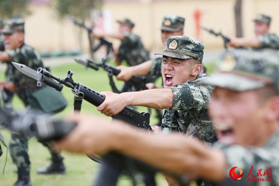 官兵在烈日下进行刺杀动作训练。