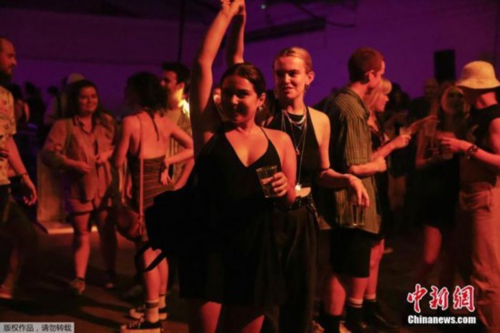 图为当地时间2021年7月19日，英国伦敦，英格兰迎来&ldquo;解封日&rdquo;，民众在夜总会狂欢。