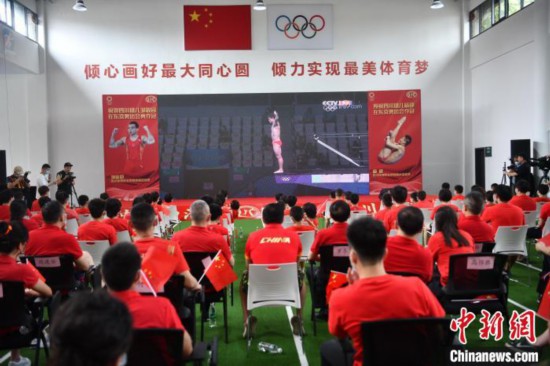 &ldquo;跳水人&rdquo;为中国跳水健儿加油助威。　张浪 摄