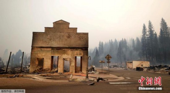 当地时间8月5日，山火肆虐过后，美国加利福尼亚州格林维尔镇大量建筑被焚毁。据当地工作人员介绍，大火烧毁了格林维尔的数十所房屋和企业，并继续向其他住宅社区蔓延。图为一处建筑被烧毁后，只矗立着意面墙壁。
