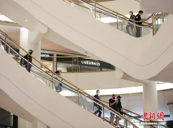 当地时间8月3日，顾客在美国加州旧金山一家商场内购物。包括旧金山县在内的旧金山湾区七个县以及伯克利市官员2日宣布，从3日起恢复室内公共场所戴口罩的强制规定，以阻止高传染性的德尔塔病毒传播。