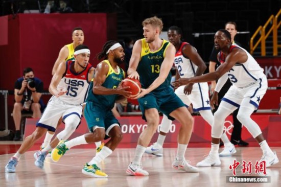 8月5日,澳大利亚队球员在比赛中传球。当日,东京奥运会举行男子篮球半决赛,美国队战胜澳大利亚队晋级决赛。