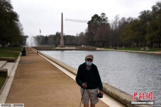 当地时间3月10日，美国得州全面解除&ldquo;口罩令&rdquo;，并允许企业以100%的容客量开放，这也意味着，得州的企业基本上可以像疫情暴发前一样照常运行。图为一名男子戴着口罩在户外行走。