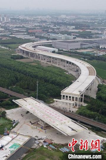 上跨沪宁城际铁路苏州2.5万吨“V”型刚构墩转体桥成功转体