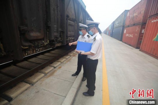 前7个月上合示范区中欧班列新开多条点对点线路输运集装箱量翻番
