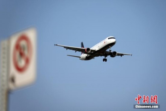 当地时间8月9日，加拿大多伦多皮尔逊国际机场，一架加拿大航空公司的客机准备降落。当日，加拿大迈出因新冠疫情&ldquo;封关&rdquo;后重新开放外国人入境的重要一步。已经充分接种加官方所认可的新冠疫苗且满14天的美国公民及美国永久居民，可从美国入境加拿大。 