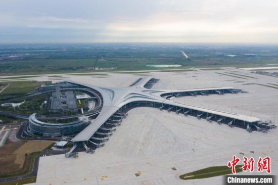 青岛胶东国际机场投运超薄金属屋面可抗16级大风