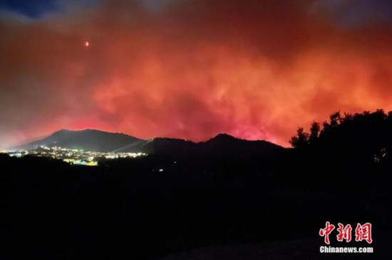 当地时间8月16日，法国圣特罗佩，南法旅游胜地圣特罗佩山火肆虐，火光冲天。图片来源：视觉中国